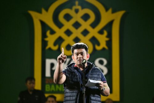 Kadisbudpar Aceh Almuniza Kamal memberikan sambutan pada malam penutupan PKA-8 di Panggung Utama Taman Sulthanah Safiatuddin, Banda Aceh, Ahad (12/11)