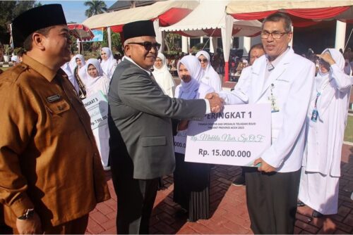 Sekda Aceh Bustami Hamzah didampingi Kadis Kesehatan Aceh dr Munawar SpOG menyerahkan penghargaan kepada tenaga kesehatan pada peringatan HKN ke-59 di Kantor Gubernur Aceh, Senin (13/11)