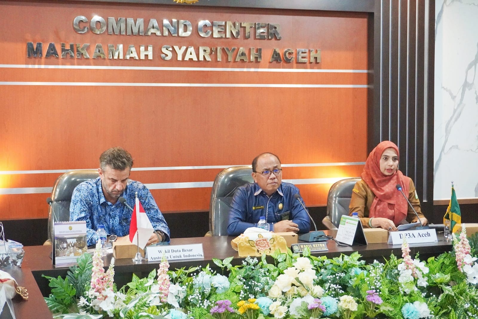 Wakil Dubes Australia untuk Indonesia Stephen Scott mengunjungi Mahkamah Syar’iyah Aceh, disambut Wakil Ketua Mahkamah Syar’iyah Aceh Dr Darmansyah Hasibuan SH MH di ruang Command Center, Selasa siang, 14 November 2023. (Foto: Mahkamah Syar'iyah Aceh)