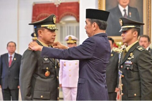 Presiden Joko Widodo melantik dan mengambil sumpah jabatan Jenderal TNI Agus Subiyanto sebagai Panglima TNI di Istana Negara, Jakarta, Rabu (22/11). (Foto: BPMI Setpres)