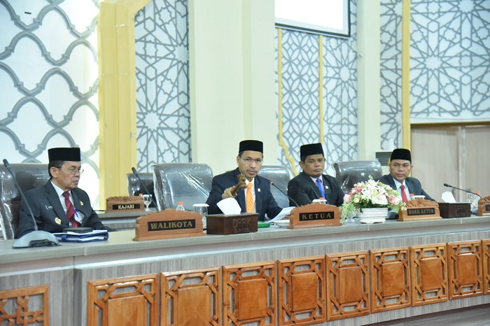 Ketua DPRK Banda Aceh Farid Nyak Umar didampingi Pj Wali Kota Banda Aceh Amiruddin mengetok palu pengesahan APBK Banda Aceh Tahun 2024 sebesar Rp 1.293.483.036.666 dalam rapat paripurna, Rabu (22/11)