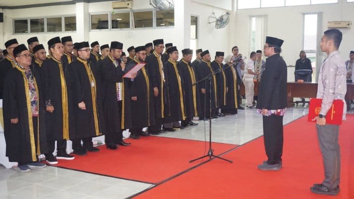 Pelantikan 126 Dewan Hakim MTQ ke-36 Provinsi Aceh di aula gedung DPRK Simeulue oleh Asisten I Setda Aceh Azwardi Abdullah, Ahad (26/11/2023)