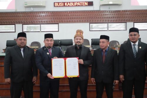 Pj Bupati Aceh Besar Muhammad Iswanto didampingi Sekda Sulaimi bersama Pimpinan DPRK Aceh Besar memperlihatkan lembar pengesahan APBK Aceh Besar 2024 di Gedung DPRK, Kota Jantho, Selasa sore (28/11)