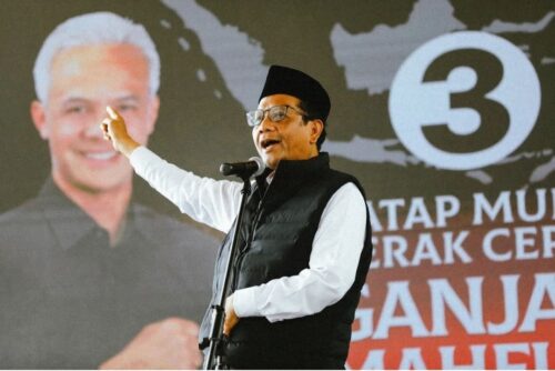 Calon wakil presiden nomor urut 3 Mahfud MD berpidato dalam kampanye perdana di Desa Jaboi Kecamatan Sukajaya, Kota Sabang, Selasa (28/11)