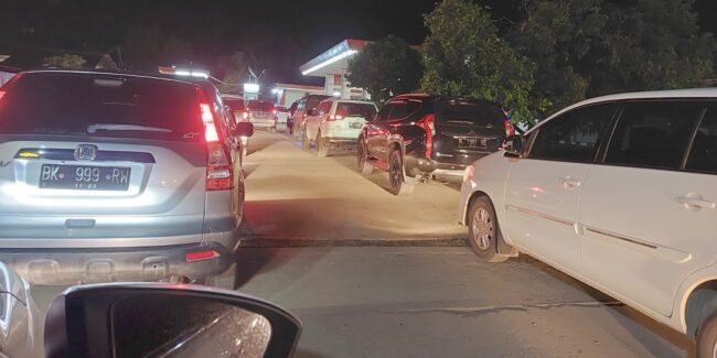 Antrian panjang kendaraan yang hendak mengisi BBM menjadi pemandangan yang terlihat di sejumlah SPBU dalam wilayah Kota Banda Aceh dan Aceh Besar dalam beberapa hari terakhir
