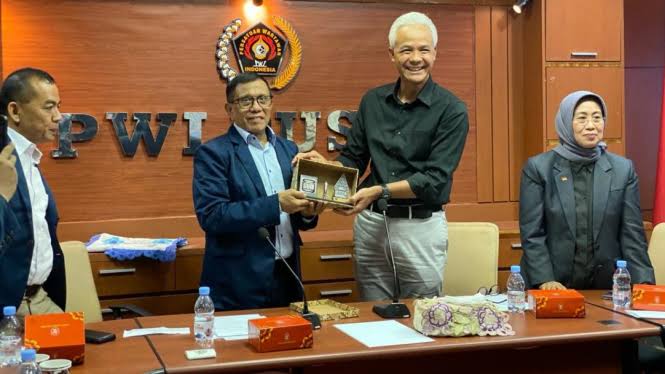 Calon Presiden nomor urut 3 Ganjar Pranowo menghadiri undangan PWI Pusat dalam rangkaian Hari Pers Nasional (HPN) 2024 dalam acara Dialog Capres-Cawapres dengan PWI Pusat, Kamis (30/11). (Foto: Dok. Humas PWI)