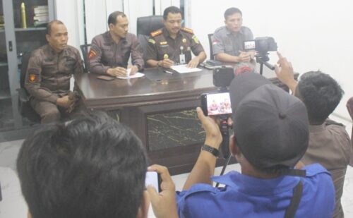 Kajari Langsa Efrianto SH MH menyampaikan penetapan 4 tersangka korupsi proyek pemecah ombak atau pengaman Pantai Telaga Tujoh Pusong, Kota Langsa tahun 2019 pada Dinas Pengairan Provinsi Aceh, Kamis (30/11). (Foto: Dok. Kejari Langsa)