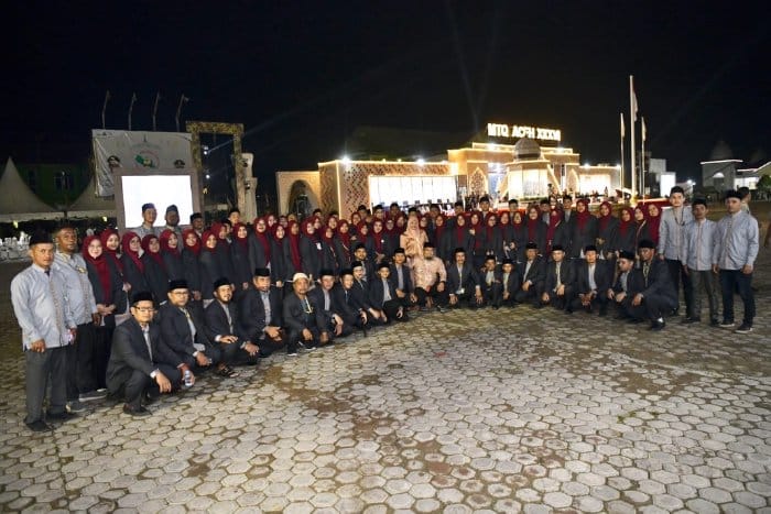 Pj Bupati Aceh Besar Muhammad Iswanto bersama kafilah MTQ Aceh Besar foto bersama di depan panggung utama MTQ ke-36 Provinsi Aceh di Sinabang, Kabupaten Simeulue, Sabtu malam (2/12)