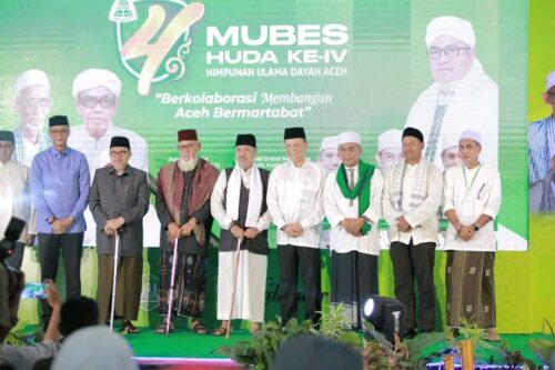Pj Gubernur Aceh Achmad Marzuki bersama Abu Mudi, Tu Sop dan Waled Nu saat menghadiri Mubes IV HUDA