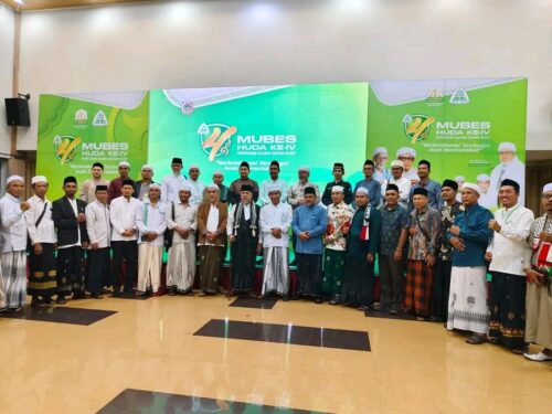 Ketua Umum PB HUDA Tu Sop bersama sejumlah ulama kharismatik Aceh dan para peserta Mubes IV HUDA