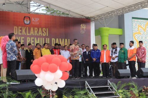 Ketua KIP Aceh Saiful memimpin pembacaan naskah Deklarasi Kampanye Pemilu Damai 2024 yang diikuti oleh peserta Pemilu 2024, di Taman Sulthanah Safiatuddin Banda Aceh, Selasa (5/12)
