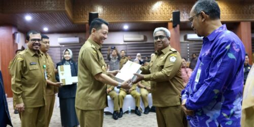 Pj Gubernur Aceh Achmad Marzuki didampingi Kakanwil Ditjrn Perbendaharaan Aceh Izharul Haq, menyerahkan DIPA dan Buku Alokasi TKD TA 2024 secara simbolis kepada 23 Kuasa Pengguna Anggaran (KPA) dan 23 Pemda se-Aceh, di Kantor Gubernur Aceh, Selasa (5/12)