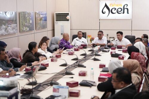 Kadisbudpar Aceh Almuniza Kamal memimpin rapat persiapan akomodasi PON XXI bersama Asosiasi Perhotelan dan Restoran di aula rapat Disbupdar Aceh, Rabu, 6 Desember 2023