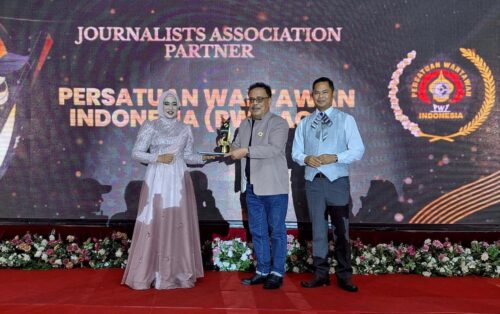 Ketua PWI Aceh menerima ‘Hermes Award’ berupa tropi dan sertifikat dari GM Hermes Palace Hotel Banda Aceh sebagai Journalist Assosiation Partner yang diserahkan pada peringatan 17 tahun Hermes Palace Hotel, Rabu malam (6/12)