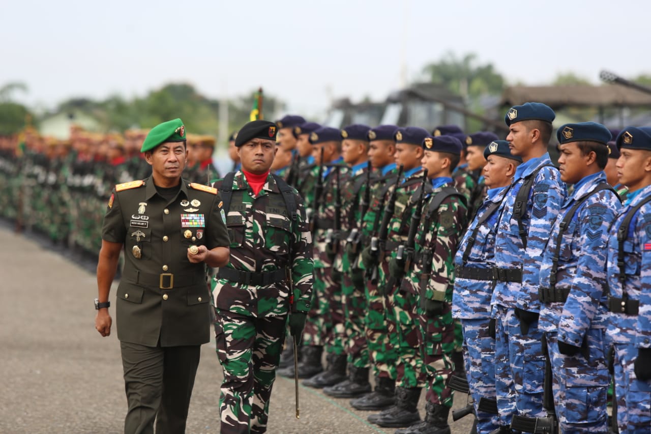 Pangdam IM Mayjen TNI Novi Helmy Prasetya saat memimpin upacara peresmian dan likuidasi Denarhanud 001/CSBY menjadi Batalyon Arhanud 5/CSBY, di Lapangan Helipad Mako Yonarhanud 5/CSBY, Aceh Utara, Kamis (7/12)