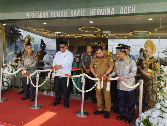 Pj Bupati Aceh Besar Muhammad Iswanto saat meresmikan Rumah Sakit Hermina Aceh di Gampong Ajee, Kecamatan Ingin Jaya, Aceh Besar, Senin (11/12)
