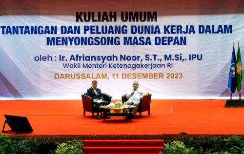 Wakil Menteri Ketenagakerjaan RI Ir Afriansyah Noor ST MSi IPU mengisi Kuliah Umum di Gedung AAC Dayan Dawood, Darussalam Banda Aceh, Senin (11/12)