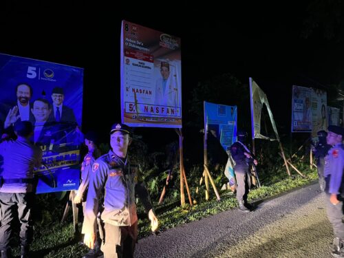 Personel polisi melaksanakan patroli malam hari dalam rangka melaksanakan tugas OMB Seulawah 2023-2024 dalam menciptakan kondisi Kamtibmas yang kondusif di wilayah Aceh