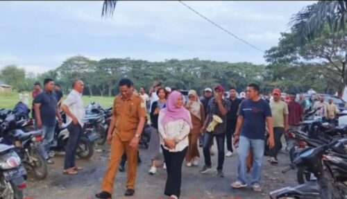 Warga Aceh Tamiang menggelar aksi dan mengusir tim UNHCR, IOM dan Pemkab Aceh Tamiang saat meninjau lokasi yang direncanakan tempat penampungan sementara pengungsi di lahan perkebunan sawit PTPN, kawasan Simpang Empat Opak