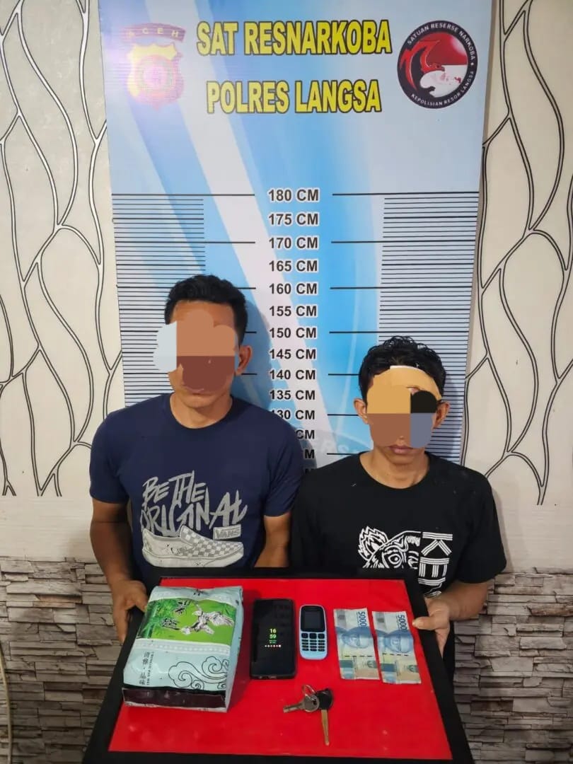 Satresnarkoba Polres Langsa mengamankan dua pelaku dan 1 kg sabu yang dibungkus plastik teh merk Chinese Pin Wei warna biru