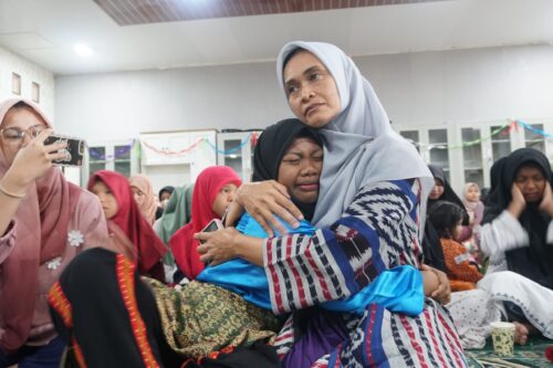 Suasana haru saat peringatan Hari Ibu di UPTD Rumoh Seujahtera Aneuk Nanggroe (RSAN), Rabu, 13 Desember 2023 di kawasan Gue Gajah, Kecamatan Darul Imarah, Aceh Besar