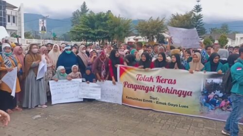 Demo mahasiswa dan ibu-ibu di Gayo Lues menolak kedatangan pengungsi warga Rohingya, Rabu (13/12)