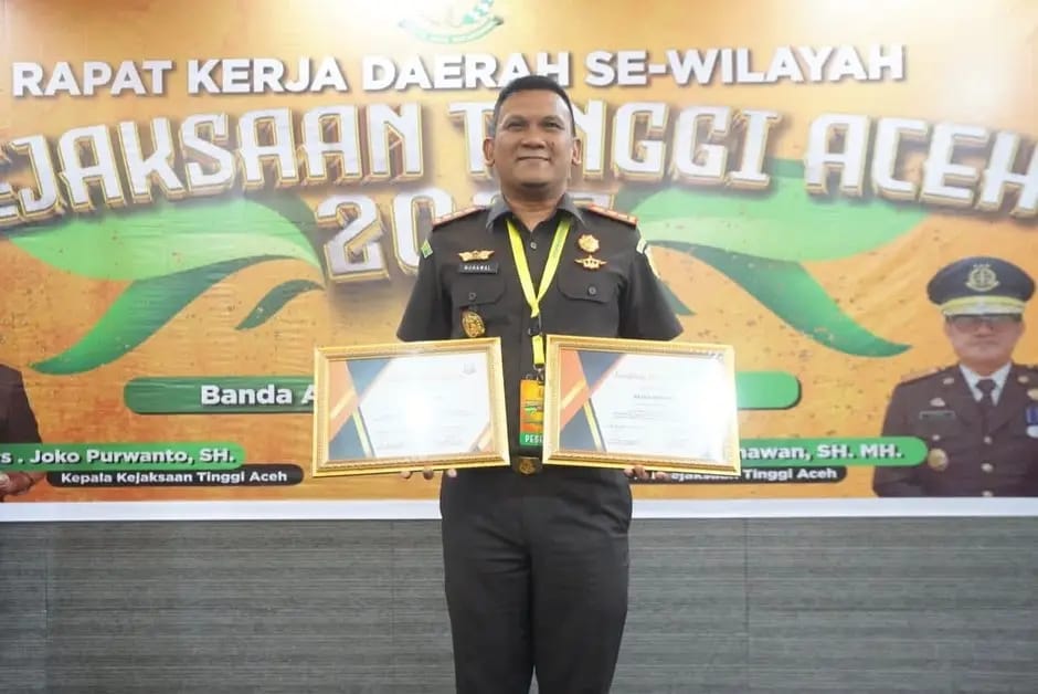 Kajari Bireuen Munawal Hadi SH MH menerima dua penghargaan dari Kajati Aceh Joko Purwanto SH atas capaian kinerja terbaik Tahun 2023
