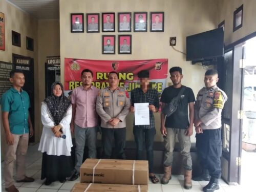 Kasus pencurian AC berakhir damai di Polsek Krueng Barona Jaya, Aceh Besar, Kamis (14/12) setelah korban memaafkan pelaku (Foto: Dok. Polresta Banda Aceh)