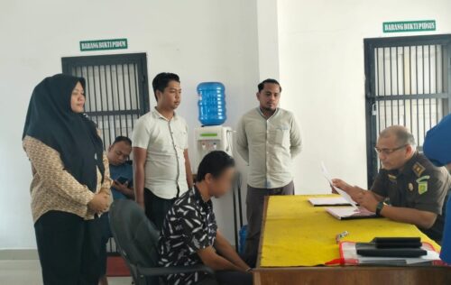 Satreskrim Polres Langsa melimpahkan barang bukti (tahap II) dan tersangka MR (38), oknum pimpinan dayah pelaku pemerkosa santri ke Kejari setempat