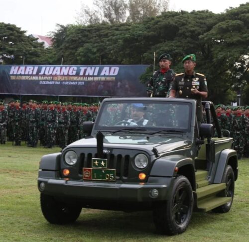 Pangdam IM Mayjen TNI Novi Helmy Prasetya memimpin upacara peringatan Hari Juang TNI AD ke-78 Tahun 2023, di Lapangan Blang Padang, Banda Aceh, Jum’at pagi (15/12)
