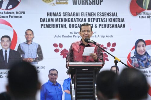 Kadis Kominsa Aceh Marwan Nusuf memberi sambutan pada workshop kehumasan yang digelar BPC Perhumas Aceh, di aula Dinas Arsip dan Perpustakaan Aceh, Sabtu (16/12)