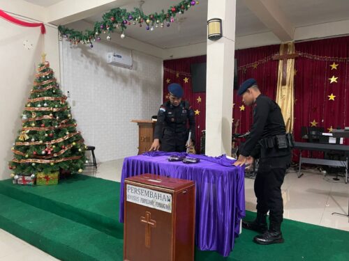 Tim Komposit Detasemen Gegana Satbrimob Polda Aceh BKO Wilayah Barat Selatan Aceh melakukan pemeriksaan dan sterilisasi tempat ibadah umat Nasrani di Gereja GMII Sukacita di kawasan Ujong Baroh, Meulaboh, Aceh Barat