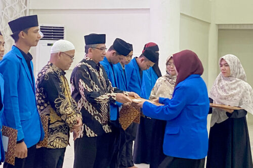 Prosesi penyerahan ijazah tanda kelulusan Ma'had Jami'ah Ar-Raniry oleh Warek II Prof Khairuddin kepada mahasiswa, Rabu malam (20/12)