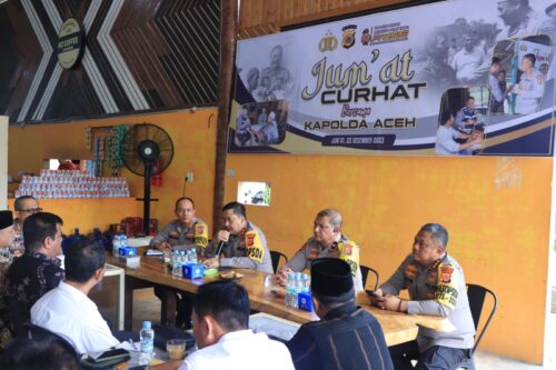 Kapolda Aceh Irjen Pol Achmad Kartiko didampingi Wakapolda Brigjen Pol Armia Fahmi dan Kapolresta Banda Aceh Kombes Pol Fahmi Irwan Ramli menggelar Jum'at Curhat perdana di MZ Kupi Lampriet, Banda Aceh, Jum’at (22/12)