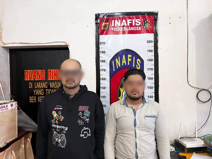 Dua tersangka kasus akun bodong Facebook Usman Udin dan barang bukti diserahkan pihak Polres Langsa ke Kejari Langsa, Rabu (27/12)