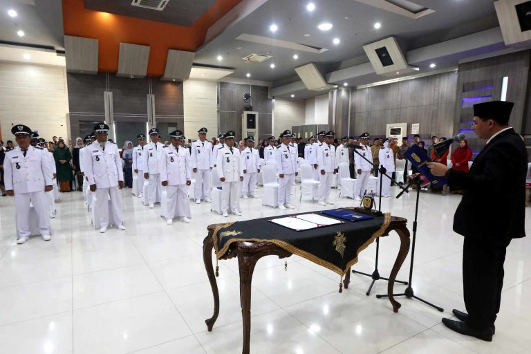 Pj Sekretaris Daerah (Sekda) Kota Banda Aceh Wahyudi melantik 31 keuchik hasil Pemilihan Keuchik Langsung (Pilchiksung), Kamis (28/12) di aula Lantai IV Gedung Mawardy Nurdin Balai Kota Banda Aceh