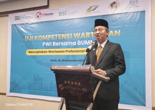 Asisten Administrasi Umum Sekda Aceh Dr Iskandar AP saat menyampaikan sambutan Pj Gubernur Aceh pada Uji Kompetensi Wartawan Muda Angkatan XVII di Hotel Hermes Palace Banda Aceh, Kamis (28/12)