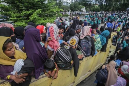 Ratusan massa yang tergabung dalam mahasiswa tolak pengungsi Rohingya mengangkut paksa imigran gelap tersebut dari tempat penampungan sementara di Gedung Balee Meuseuraya Aceh (BMA