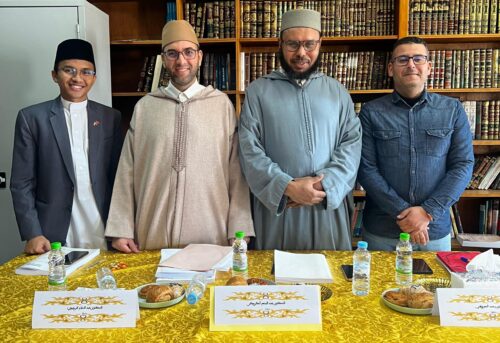 Tgk Asyraf Muntazhar, Dr Abdessalam Rhiwi, Prof Dr Abdel Mun’im Kriker, Dr Muhammad El Maroufi berfoto bersama selepas sidang tesis berlangsung