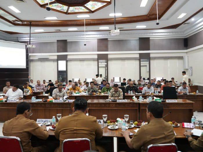 Banggar DPRA dan TAPA sedang melakukan pembahasan RAPBA 2024 di Ruang Serba Guna DPRA, Senin (11/12)