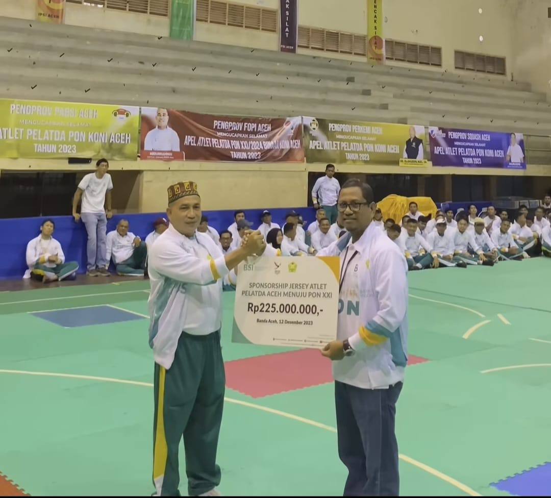Institutional Banking and Government Relationship Deputy BSI Aceh Saiful Musadir menyerahkan bantuan untuk jersey atlet Pelatda PON Aceh kepada Ketua Umum KONI Aceh Kamaruddin Abu Bakar, Selasa (12/12)