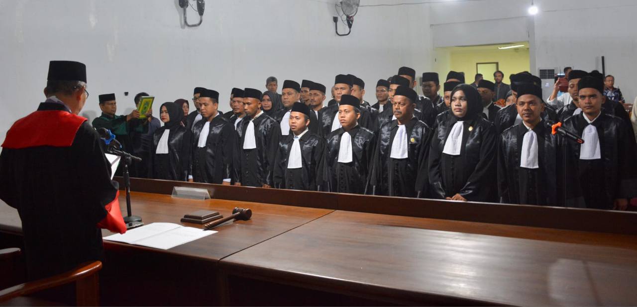 Ketua Pengadilan Tinggi Banda Aceh Dr Suharjono SH MHum Rabu, 27 Desember 2023 mengambil sumpah 31 orang Advokat baru Kongres Advokat Indonesia (KAI)