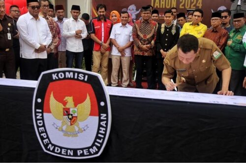 Pj Gubernur Aceh Achmad Marzuki menandatangani plakat Deklarasi Kampanye Pemilu Damai Tahun 2024 di di Taman Sulthanah Safiatuddin, Banda Aceh, Selasa (5/12)