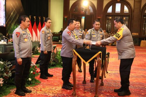 Kapolda Aceh Irjen Pol Achmad Kartiko menerima DIPA Tahun 2024 yang diserahkan Kapolri Jenderal Pol Listyo Sigit Prabowo di Jakarta, Kamis (7/12)