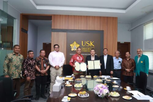 Rektor USK Prof Marwan dan Dubes India untuk Indonesia dan Timor Leste Sadeep Chakravorty menandatangani kerja sama di ruang rektor kampus setempat, Rabu, 6 Desember 2023