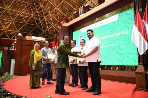 Plt Asisten II Setda Aceh Ir Mawardi, mewakili Pj Gubernur Aceh menyerahkan penghargaan untuk 15 SKPA yang melahirkan kebijakan dan program inovatif dalam acara Anugerah Inovasi Aceh, di Anjong Mon Mata, Banda Aceh, Jum'at (8/12)