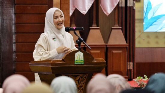 Pj Ketua TP PKK Aceh Ayu Candra Febiola Nazuar menyampaikan materi pada seminar dan peluncuran Sekolah SAMARA Forum Dakwah Perbatasan Angkatan I, di Anjong Mon Mata Banda Aceh, Sabtu (9/12)