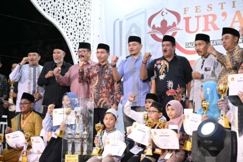 Ketua DPRK Banda Aceh Farid Nyak Umar menyerahkan piala juara umum Festival Qur'ani IV se-Kota Banda Aceh 2023 kepada Camat Ulee Kareng Akbar Mirza di halaman Masjid Al-Furqan Gampong Beurawe. (Foto: Dok. Humas DPRK Banda Aceh)