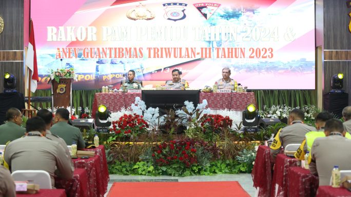 Kapolda Aceh Irjen Pol Achmad Kartiko bersama Pangdam IM Mayjen TNI Novi Helmy Prasetya pada Rakor Kesiapan Pengamanan Tahapan Pemilu 2024 di Gedung Presisi Mapolda Aceh, Rabu (13/12)