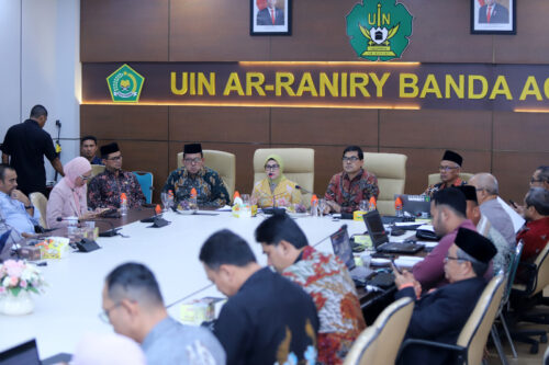 Guru Besar Universitas Negeri Surabaya Prof Dr Siti Nur Azizah SH MHum yang juga putri Wapres Ma'ruf Amin menjadi pembicara utama pada FGD bertajuk ‘Spirit Moderasi Beragama dan Harmoni Tahun Politik' di ruang rapat Rektorat Kampus UIN Ar-Raniry Banda Aceh, Kamis (14/12)